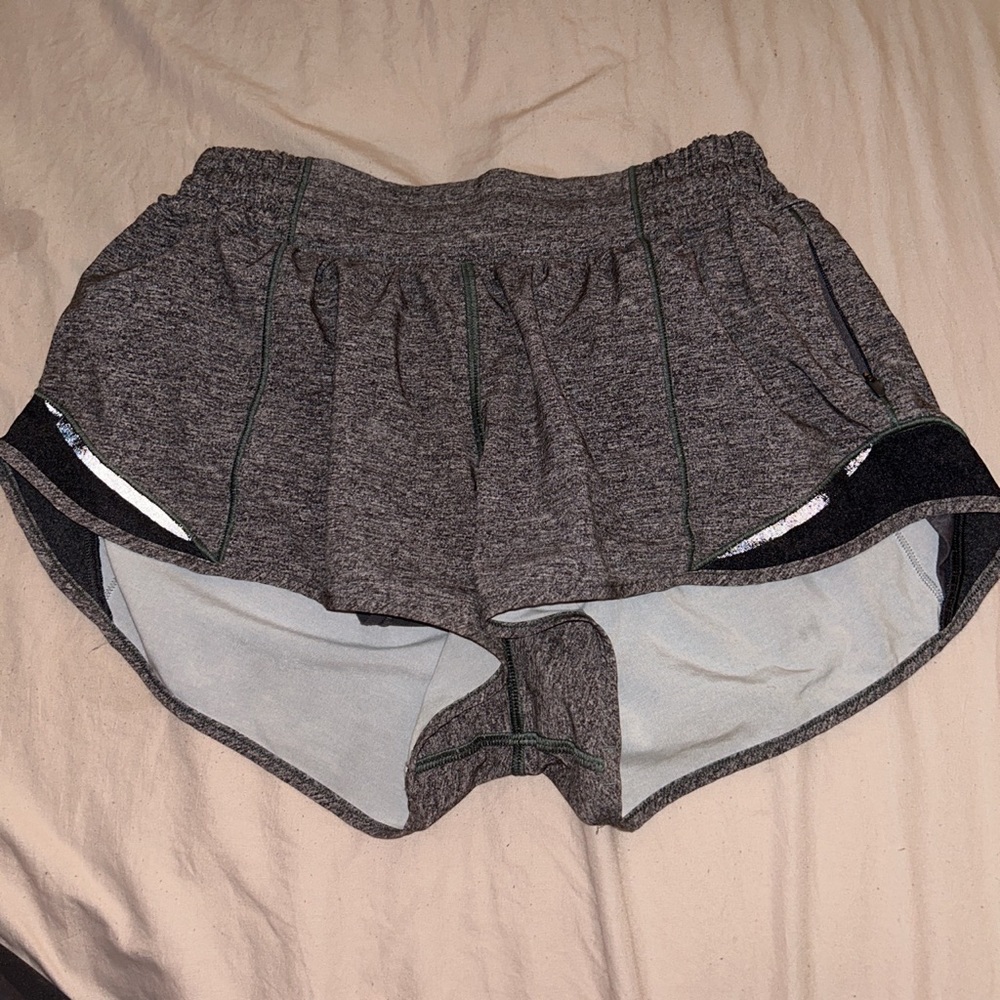 Lululemon Hotty hot Low-Rise Lined shorts 2.5”